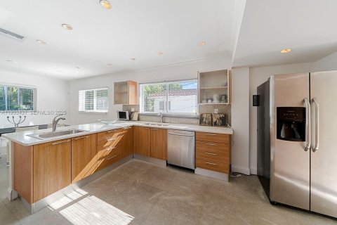 House in Bay Harbor Islands, Florida 4 bedrooms, 232.26 sq.m. № 2035159 - photo 11