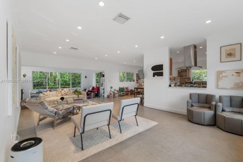 House in Bay Harbor Islands, Florida 4 bedrooms, 232.26 sq.m. № 2035159 - photo 3