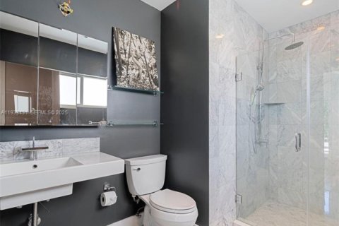 House in Bay Harbor Islands, Florida 4 bedrooms, 232.26 sq.m. № 2035159 - photo 15