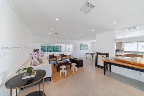 House in Bay Harbor Islands, Florida 4 bedrooms, 232.26 sq.m. № 2035159 - photo 8