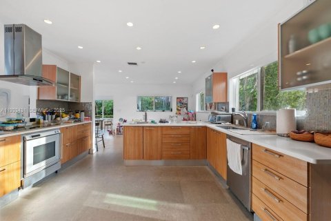 House in Bay Harbor Islands, Florida 4 bedrooms, 232.26 sq.m. № 2035159 - photo 10