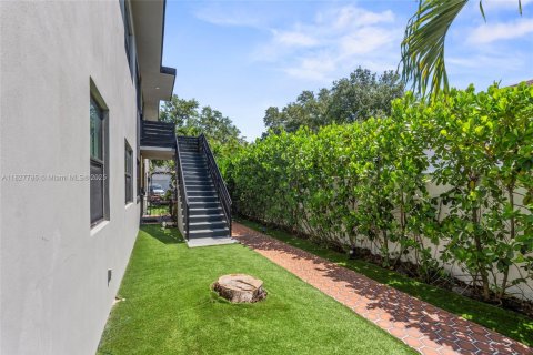 Commercial property in Fort Lauderdale, Florida 360.46 sq.m. № 1800819 - photo 12