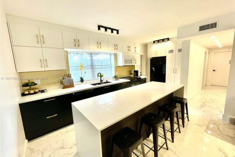 Commercial property in Fort Lauderdale, Florida 360.46 sq.m. № 1800819 - photo 21