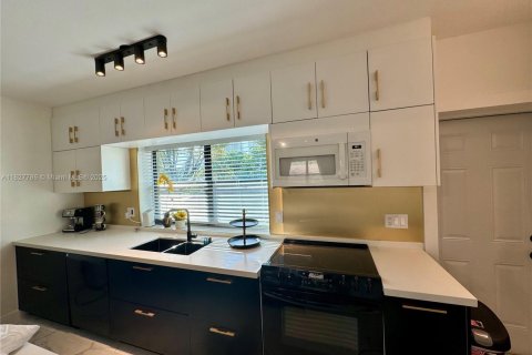 Commercial property in Fort Lauderdale, Florida 360.46 sq.m. № 1800819 - photo 15