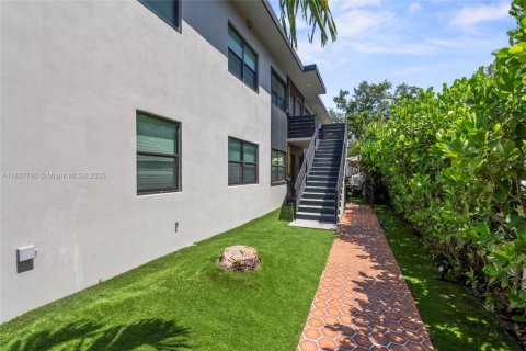 Commercial property in Fort Lauderdale, Florida 360.46 sq.m. № 1800819 - photo 11