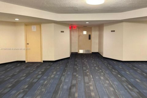 Condo in Miami, Florida, 1 bedroom  № 1941963 - photo 8