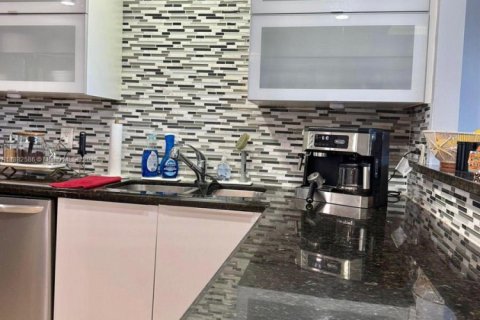 Condo in Miami, Florida, 1 bedroom  № 1941963 - photo 15