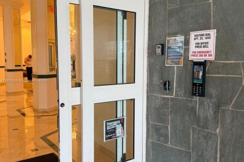 Condo in Miami, Florida, 1 bedroom  № 1941963 - photo 4