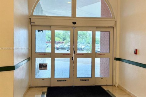 Condo in Miami, Florida, 1 bedroom  № 1941963 - photo 3