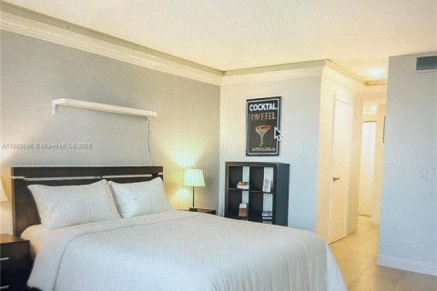 Condo in Miami, Florida, 1 bedroom  № 1941963 - photo 16
