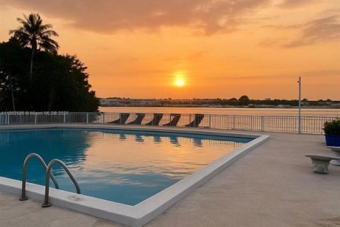 Condo in Miami, Florida, 1 bedroom  № 1941963 - photo 25