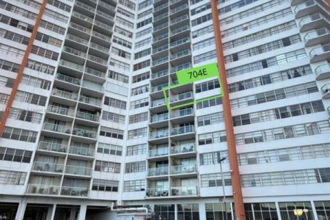 Condo in Miami, Florida, 1 bedroom  № 1941963 - photo 2