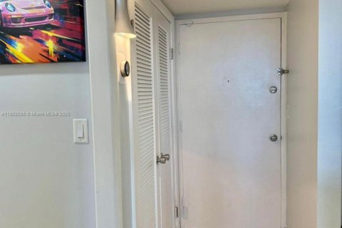 Condo in Miami, Florida, 1 bedroom  № 1941963 - photo 10