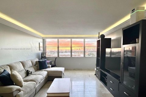 Condo in Miami, Florida, 1 bedroom  № 1941963 - photo 11