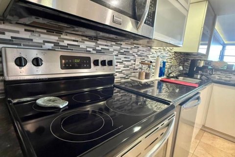 Condo in Miami, Florida, 1 bedroom  № 1941963 - photo 14