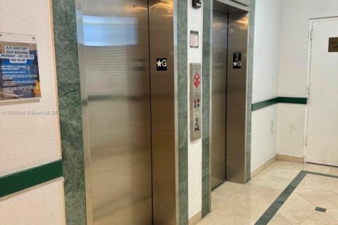 Condo in Miami, Florida, 1 bedroom  № 1941963 - photo 6