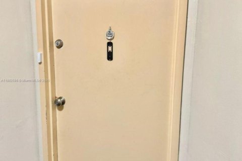 Condo in Miami, Florida, 1 bedroom  № 1941963 - photo 9