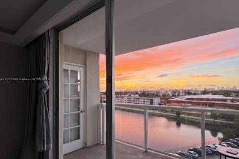 Condo in Miami, Florida, 1 bedroom  № 1941963 - photo 19