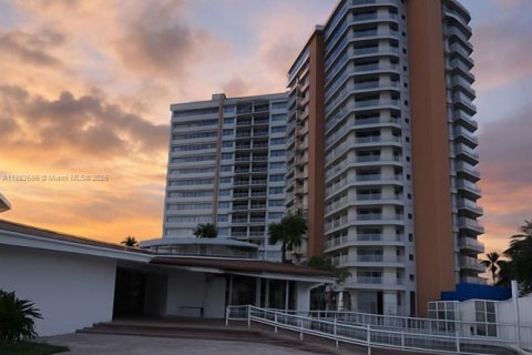 Condo in Miami, Florida, 1 bedroom  № 1941963 - photo 1