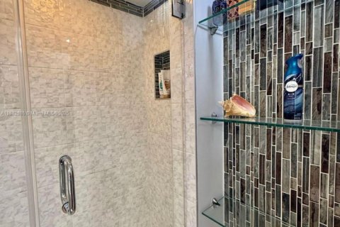 Condo in Miami, Florida, 1 bedroom  № 1941963 - photo 22