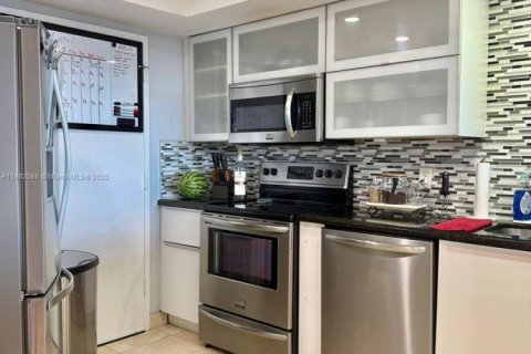 Condo in Miami, Florida, 1 bedroom  № 1941963 - photo 13