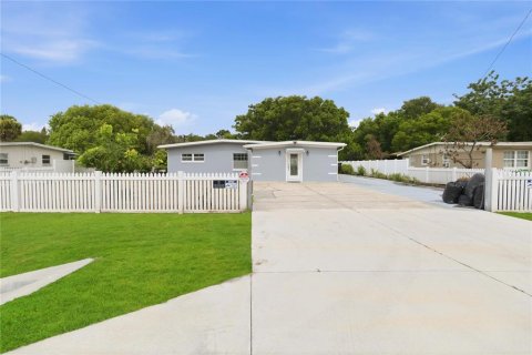 House in Orlando, Florida 3 bedrooms, 124.58 sq.m. № 2222739 - photo 2