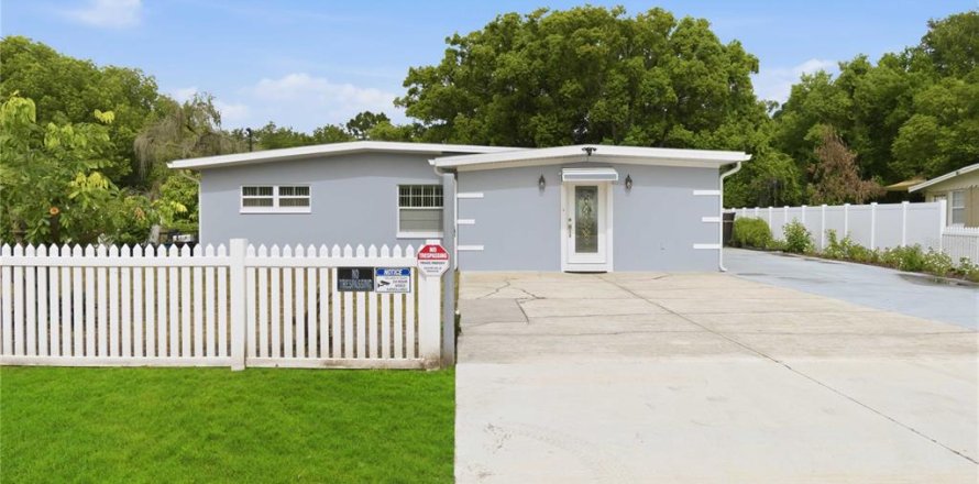 House in Orlando, Florida 3 bedrooms, 124.58 sq.m. № 2222739