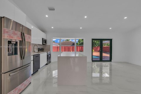 Casa en alquiler en Miami, Florida, 4 dormitorios, 155.52 m2 № 1993625 - foto 24