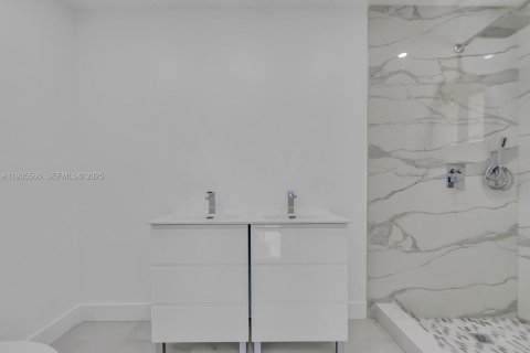 Casa en alquiler en Miami, Florida, 4 dormitorios, 155.52 m2 № 1993625 - foto 21