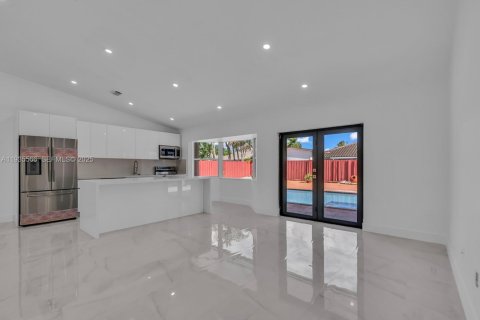 Casa en alquiler en Miami, Florida, 4 dormitorios, 155.52 m2 № 1993625 - foto 14