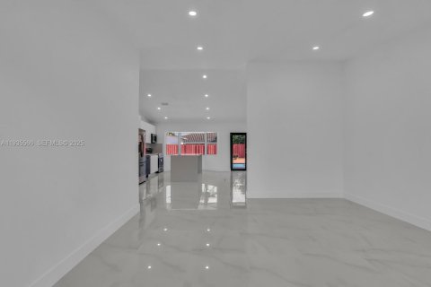 Casa en alquiler en Miami, Florida, 4 dormitorios, 155.52 m2 № 1993625 - foto 4