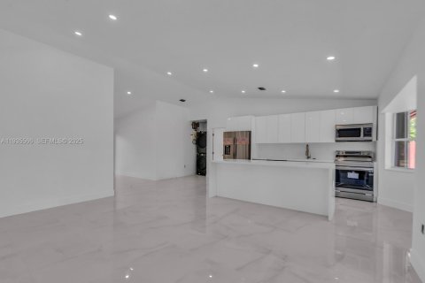 Casa en alquiler en Miami, Florida, 4 dormitorios, 155.52 m2 № 1993625 - foto 15