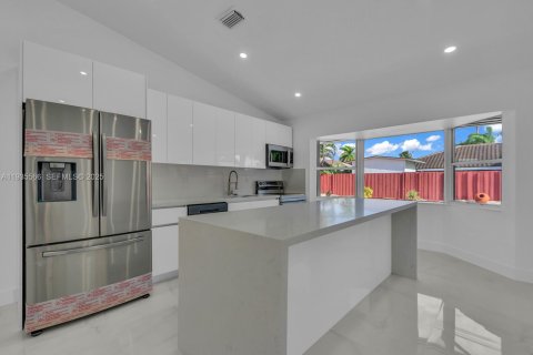 Casa en alquiler en Miami, Florida, 4 dormitorios, 155.52 m2 № 1993625 - foto 9