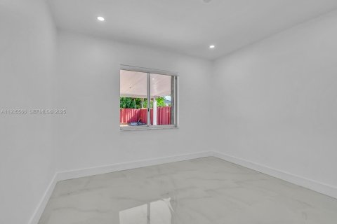 Casa en alquiler en Miami, Florida, 4 dormitorios, 155.52 m2 № 1993625 - foto 25