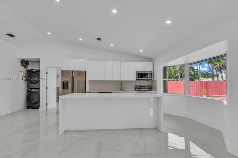 Casa en alquiler en Miami, Florida, 4 dormitorios, 155.52 m2 № 1993625 - foto 10