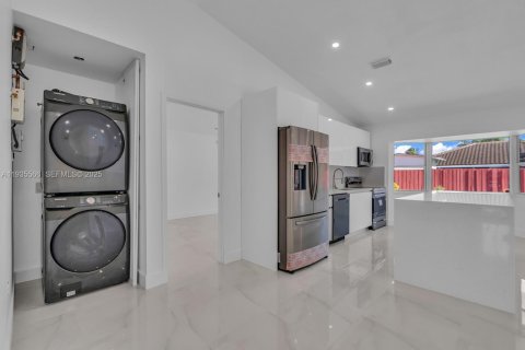 Casa en alquiler en Miami, Florida, 4 dormitorios, 155.52 m2 № 1993625 - foto 16