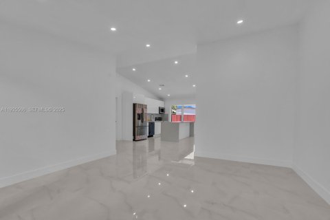 Casa en alquiler en Miami, Florida, 4 dormitorios, 155.52 m2 № 1993625 - foto 6