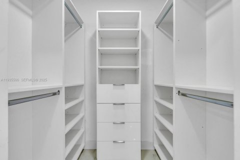 Casa en alquiler en Miami, Florida, 4 dormitorios, 155.52 m2 № 1993625 - foto 19