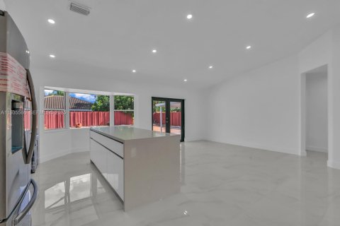 Casa en alquiler en Miami, Florida, 4 dormitorios, 155.52 m2 № 1993625 - foto 8