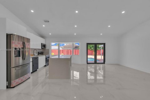 Casa en alquiler en Miami, Florida, 4 dormitorios, 155.52 m2 № 1993625 - foto 7