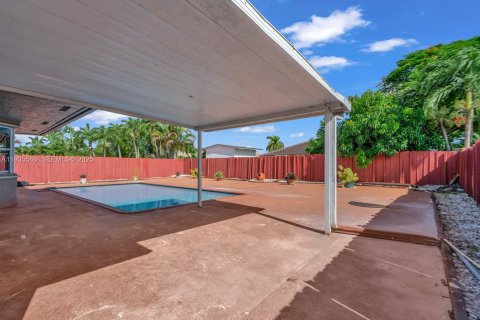 Casa en alquiler en Miami, Florida, 4 dormitorios, 155.52 m2 № 1993625 - foto 29