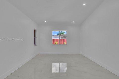 Casa en alquiler en Miami, Florida, 4 dormitorios, 155.52 m2 № 1993625 - foto 23