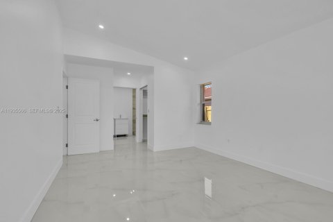 Casa en alquiler en Miami, Florida, 4 dormitorios, 155.52 m2 № 1993625 - foto 18