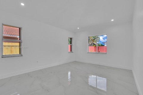 Casa en alquiler en Miami, Florida, 4 dormitorios, 155.52 m2 № 1993625 - foto 17