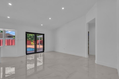 Casa en alquiler en Miami, Florida, 4 dormitorios, 155.52 m2 № 1993625 - foto 13