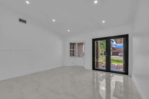 Casa en alquiler en Miami, Florida, 4 dormitorios, 155.52 m2 № 1993625 - foto 5
