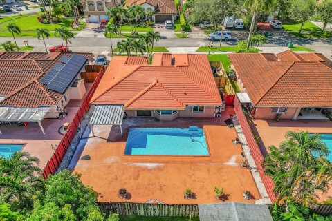 Casa en alquiler en Miami, Florida, 4 dormitorios, 155.52 m2 № 1993625 - foto 2