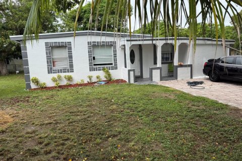 House in Lake Worth, Florida 4 bedrooms, 119.29 sq.m. № 2177052