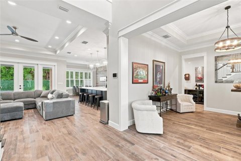 House in Tampa, Florida 5 bedrooms, 382.85 sq.m. № 2345503 - photo 8