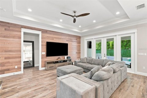 House in Tampa, Florida 5 bedrooms, 382.85 sq.m. № 2345503 - photo 21